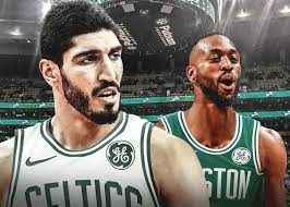 Kante con un jersey de Boston Celtics No. 11